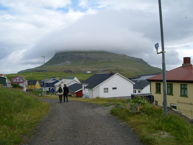 Byen Nólsoy med fjeldet i baggrunden